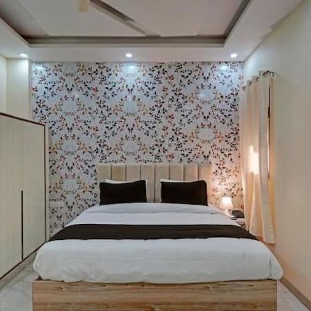 Shourya Hotel And Banquet Ноида Екстериор снимка
