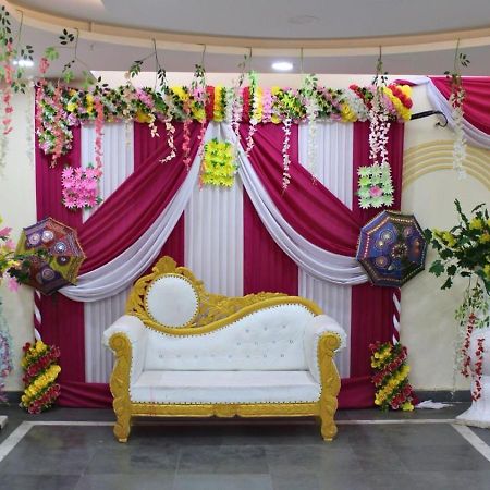 Shourya Hotel And Banquet Ноида Екстериор снимка