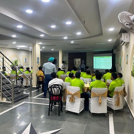 Shourya Hotel And Banquet Ноида Екстериор снимка