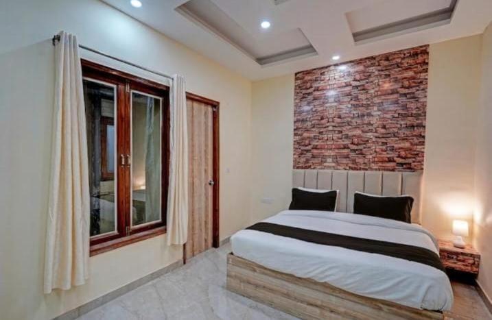 Shourya Hotel And Banquet Ноида Екстериор снимка