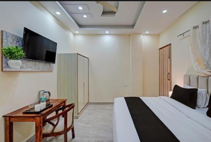 Shourya Hotel And Banquet Ноида Екстериор снимка