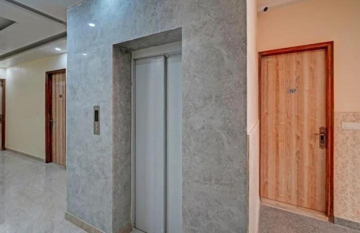 Shourya Hotel And Banquet Ноида Екстериор снимка