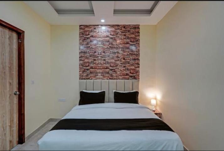 Shourya Hotel And Banquet Ноида Екстериор снимка