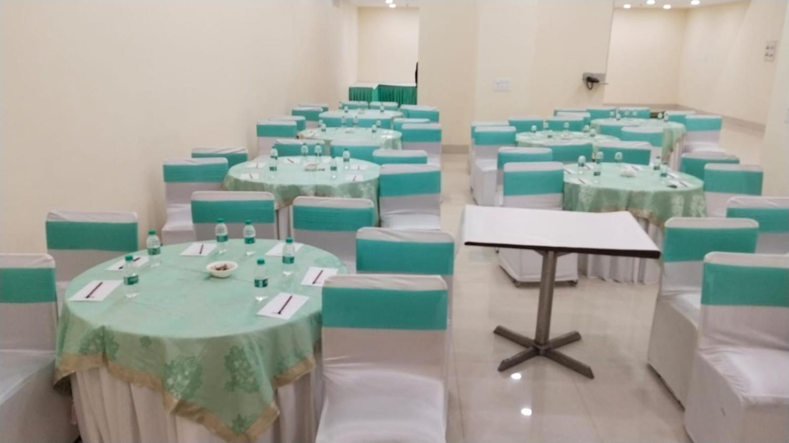 Shourya Hotel And Banquet Ноида Екстериор снимка