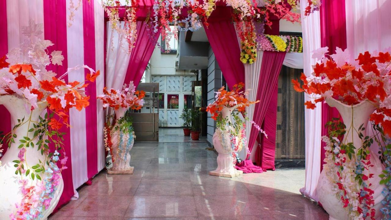 Shourya Hotel And Banquet Ноида Екстериор снимка
