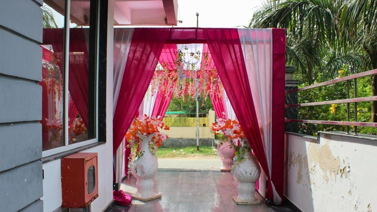 Shourya Hotel And Banquet Ноида Екстериор снимка