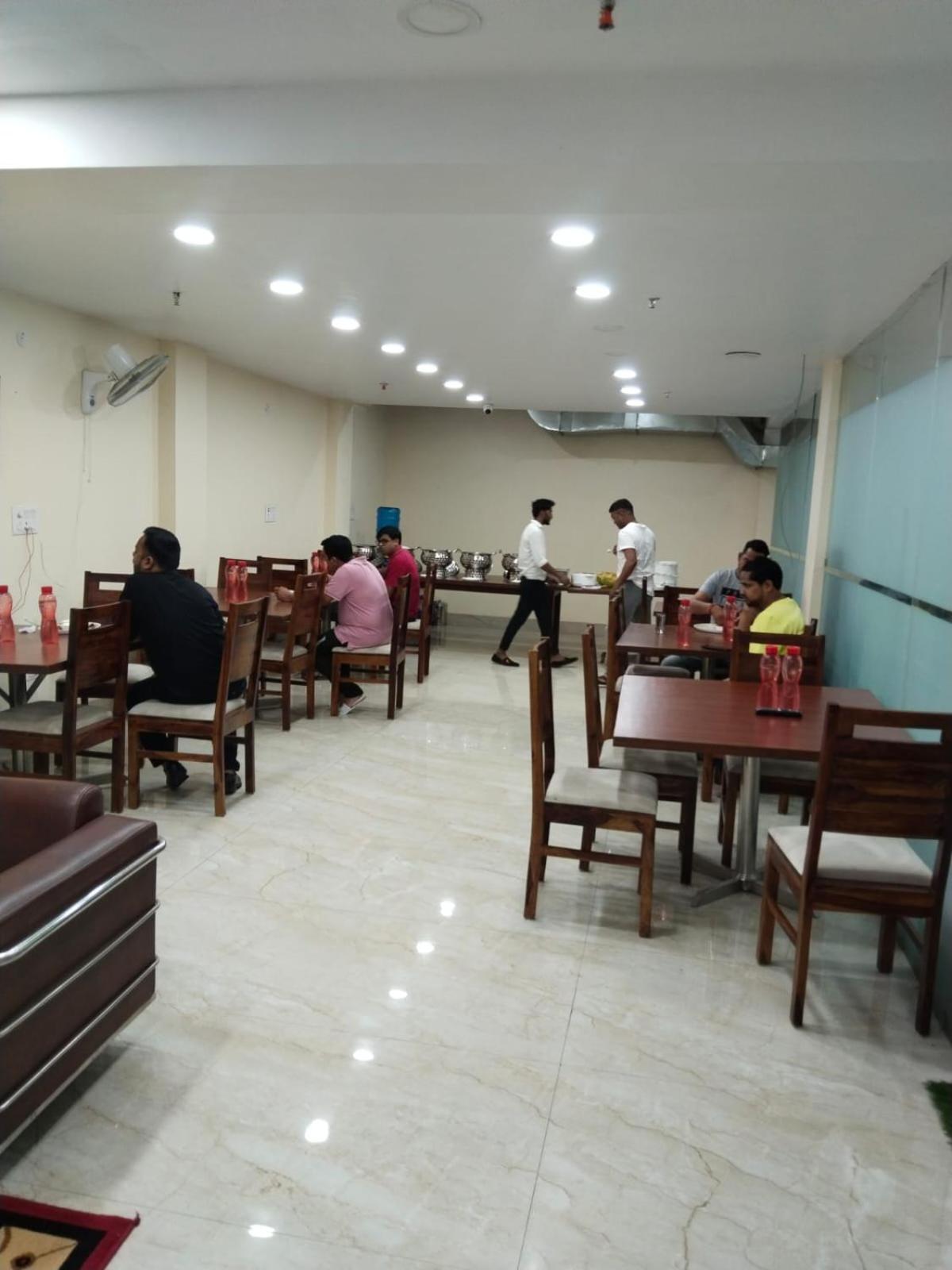 Shourya Hotel And Banquet Ноида Екстериор снимка