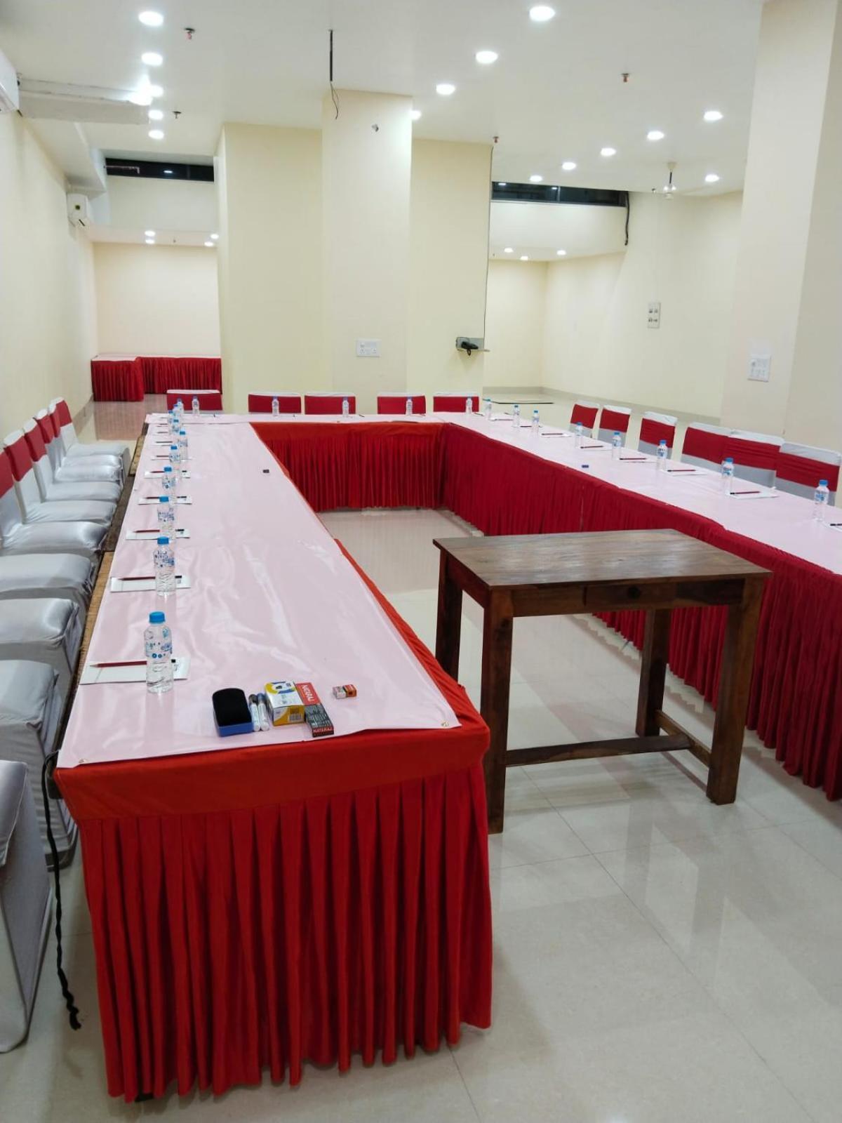 Shourya Hotel And Banquet Ноида Екстериор снимка
